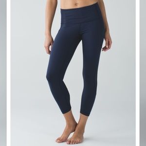 lululemon Seek the Heat Crop in Inkwell Size 4
